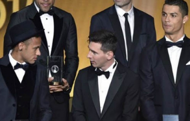 Ronaldo làm phiên dịch cho Messi và Neymar