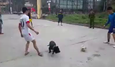 VIDEO: Màn đá bóng ma 'bất công' nhất từng thấy