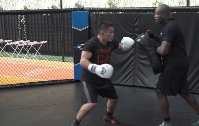 VIDEO: Cung Lê luyện tuyệt kỹ vừa đánh võ vừa bắn súng