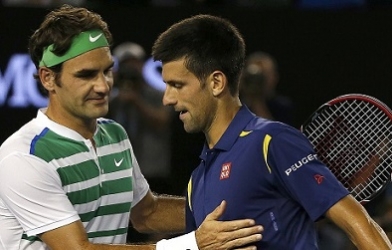 Federer so sánh Djokovic với huyền thoại Agassi