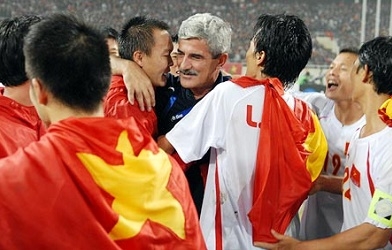 Calisto sẵn sàng ngồi 'ghế nóng' nếu VFF ngỏ lời