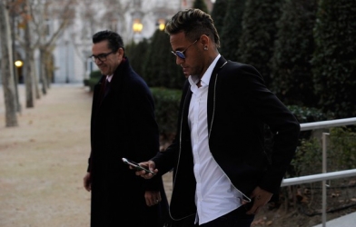 Real Madrid và Neymar: 'Ăn không được thì đạp đổ'