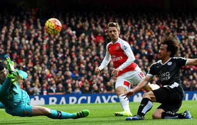 Arsenal đánh bại Leicester ở những giây cuối cùng