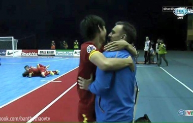 VIDEO: Khoảnh khắc BLV Fox Sports vỡ òa cùng ĐT Futsal Việt Nam