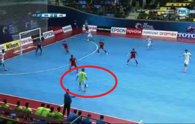 VIDEO: Thủ môn Iran bỏ cả khung thành để quyết tâm vùi dập Việt Nam