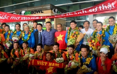 Tuyển futsal VN về nước sau chiến tích tại AFC Futsal Championship 2016