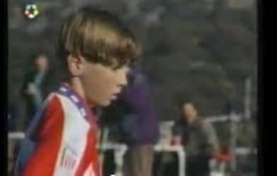 VIDEO: Sát thủ vòng cấm Fernando Torres năm 12 tuổi