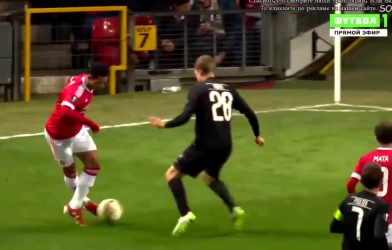 VIDEO: Tuyệt chiêu rabona xâu kim đối thủ của Depay