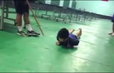VIDEO: HLV dùng roi dạy dỗ VĐV tuyển bóng bàn trẻ Việt Nam