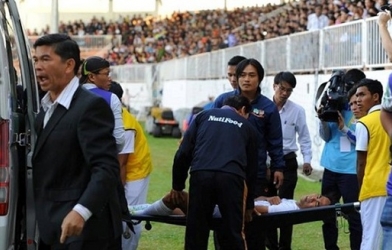 Lãnh trọn cú đạp, hậu vệ HAGL gặp chấn thương nặng