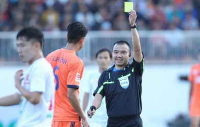 HLV Quốc Tuấn chỉ trích trọng tài sau trận thua của HAGL