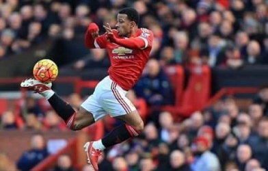 VIDEO: Pha khống chế bóng ngẫu hứng như Ronaldinho của Memphis Depay