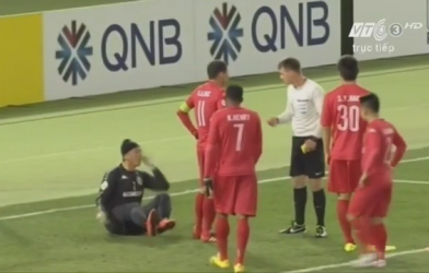 VIDEO: Bàn phản lưới nhà đáng tiếc của thủ môn Tấn Trường