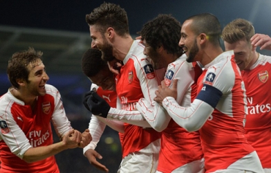 Giroud và Walcott lập cú đúp, Arsenal tiến vào tứ kết FA Cup