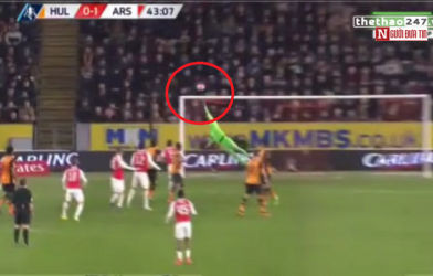 VIDEO: Xà ngang từ chối siêu phẩm đẹp mắt của sao Arsenal