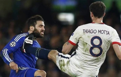 VIDEO: Thẻ vàng vô lý nhất trong sự nghiệp của Fabregas