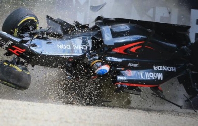 VIDEO: Xe đua Alonso vỡ vụn sau tai nạn kinh hoàng ở Australian GP