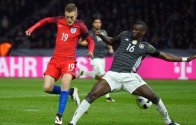 VIDEO: Jamie Vardy đánh gót tinh tế hạ gục thủ thành Manuel Neuer