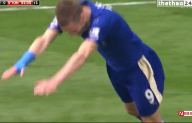 VIDEO: Hành động siêu hài của Vardy khi đối phương ăn vạ