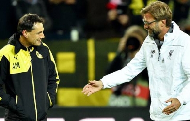 VIDEO: HLV Klopp tay bắt mặt mừng với những người cũ tại Dortmund