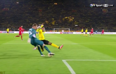 VIDEO: Thủ thành Mignolet lừa bóng ngoạn mục trước Aubameyang