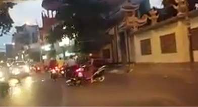 Đi chậm và chú ý quan sát