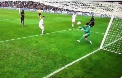 VIDEO: Con trai Zidane để thủng lưới vì... sợ bóng khi khoác áo đội trẻ Real