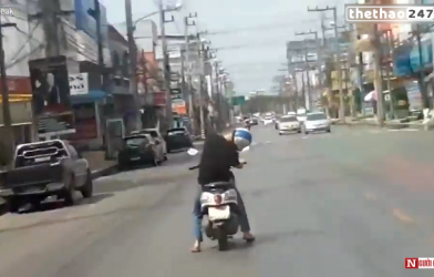 VIDEO: Thanh niên vừa ngủ vừa điều khiển xe máy trên đường phố