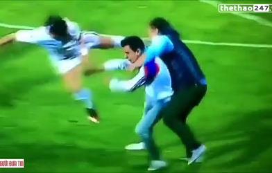 VIDEO: CĐV gây rối, bị cầu thủ tái hiện cú song phi như Catona
