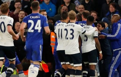 Willian khiêu khích CĐV Tottenham, Costa bị móc mắt
