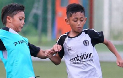 Cầu thủ nhí Singapore được hai đội bóng châu Âu săn đón