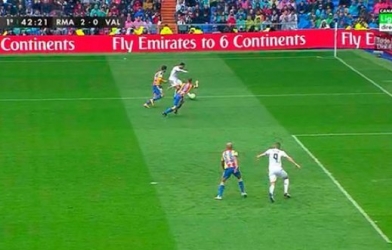 VIDEO: Bàn thắng trong tư thế việt vị rõ ràng của Benzema