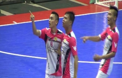 VIDEO: Ăn mừng quá khích, cầu thủ futsal bị ném chai nước ở giải VĐQG