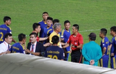 VIDEO: Trọng tài gây bức xúc với quyết định vô lý ở trận Viettel - Phú Yên