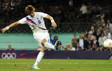 Tiền vệ Swansea vắng mặt vì phải thực hiện nghĩa vụ quân sự