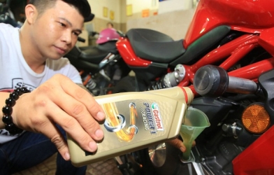 Những lưu ý khi thay dầu cho xe máy vào mùa mưa