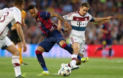 VIDEO: Hậu quả khi 2 đội thích kiểm soát bóng gặp nhau