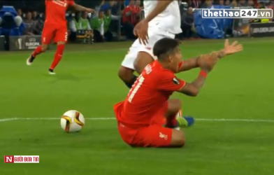 VIDEO: Bóng chạm tay cầu thủ Sevilla trong vòng cấm