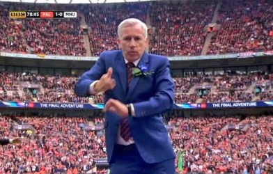 VIDEO: Pha ăn mừng ấn tượng của HLV Alan Pardew trước Man Utd