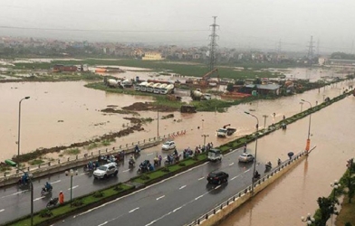 Mưa lớn - Nhiều tuyến phố Hà Nội trở thành sông