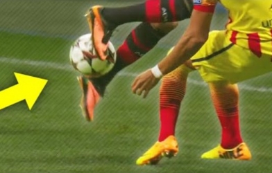 VIDEO: Siêu phẩm 'gắp bóng cầu vồng' ảo diệu nhất từng thấy