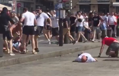 VIDEO: Màn ẩu đả kinh hoàng giữa CĐV Anh và Nga trước trận đấu