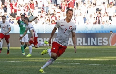 VIDEO: Milik dứt điểm hiểm hóc mở tỷ số trận đấu cho Ba Lan