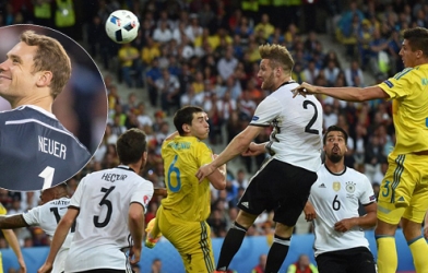 Neuer lên giữa sân trong tình huống ghi bàn của Mustafi