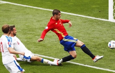 VIDEO: Petr Cech xuất sắc cản phá cú sút cận thành của Morata