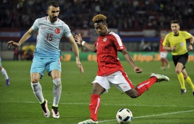 VIDEO: David Alaba đưa bóng dội cột dọc ngay phút thứ 1