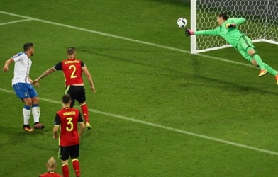 VIDEO: 3 tình huống bay người cứu thua xuất thần của thủ thành Courtois