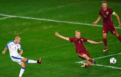 VIDEO: Vladimír Weiss xử lý bình tĩnh mở tỷ số cho Slovakia