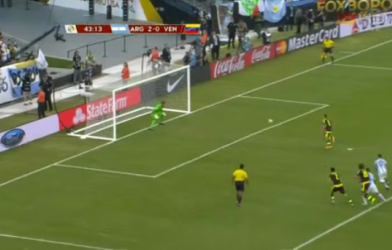 VIDEO: Thủ thành Romero biến cú đá panenka của đối phương thành trò hề