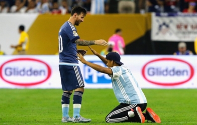 VIDEO: Fan vào sân quỳ lạy xin chữ ký Messi
